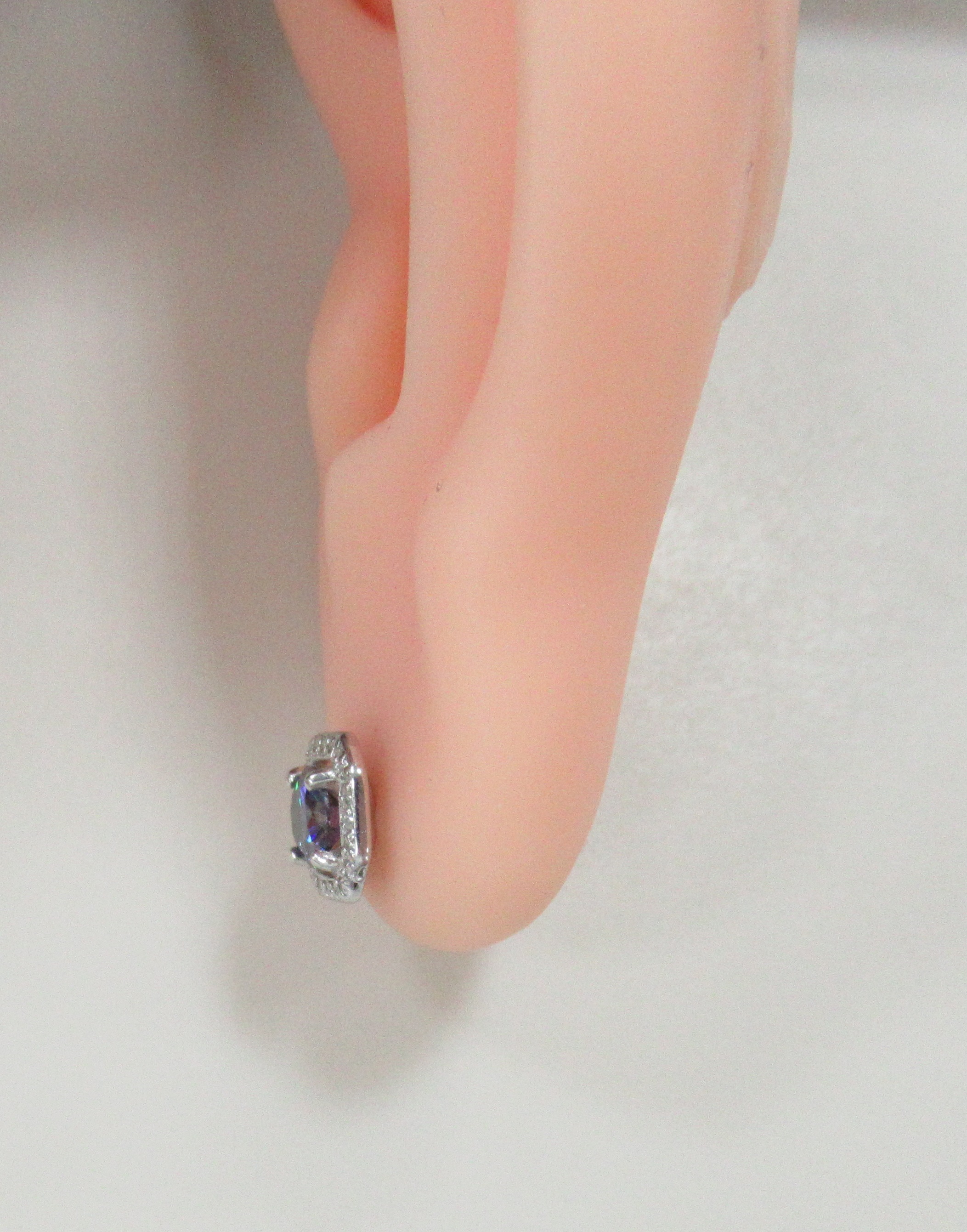 Серебряные серьги-пусеты с фиолетовыми муассанитами